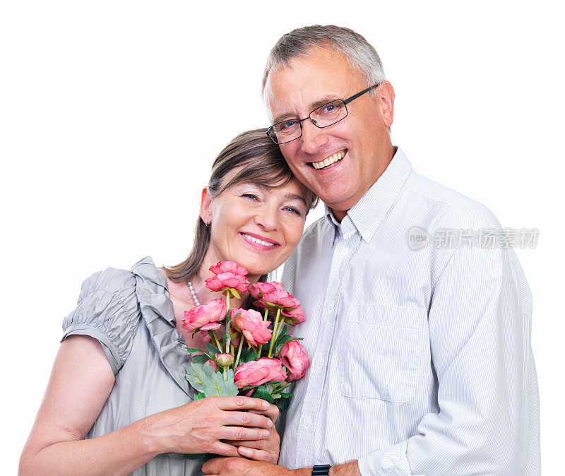一对老年夫妇的特写，在白色的背景下捧着鲜花