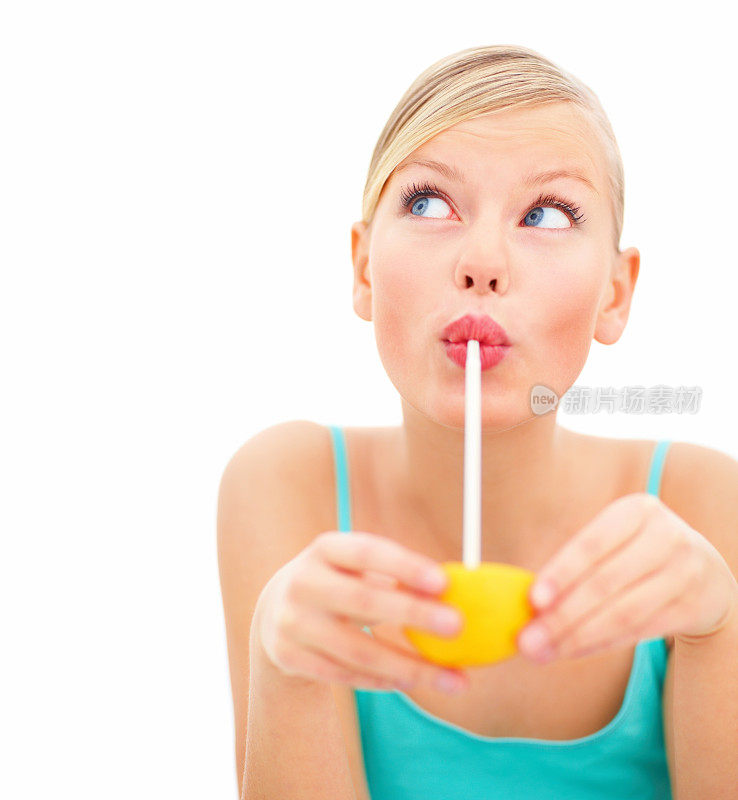 一个女人用吸管喝柠檬汁