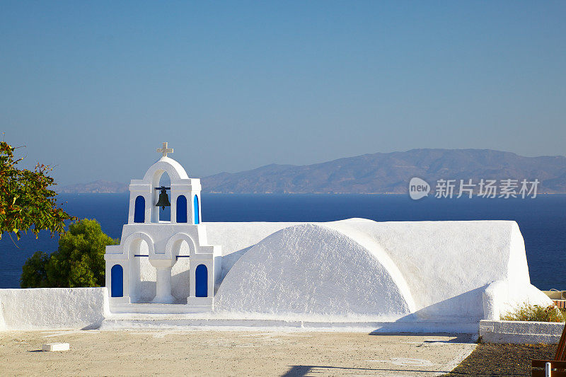 伊亚村的传统教堂和钟楼。圣托里尼岛。希腊。