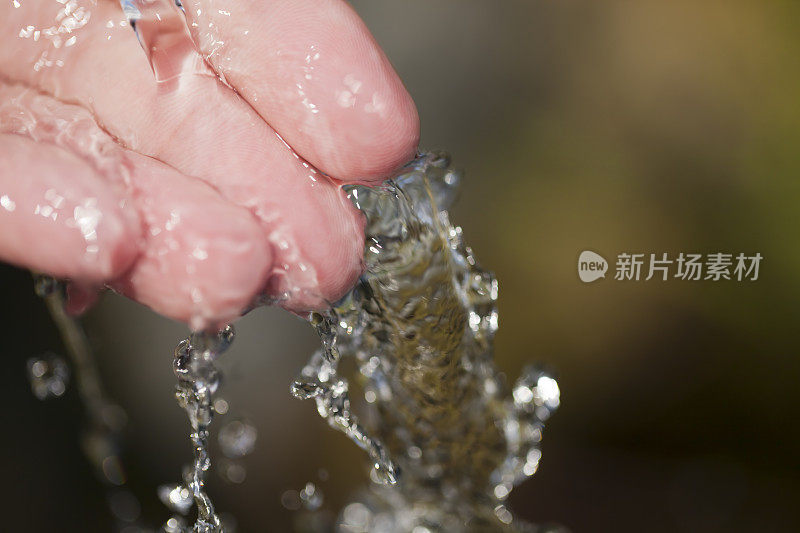 一张有水的手的静态照片