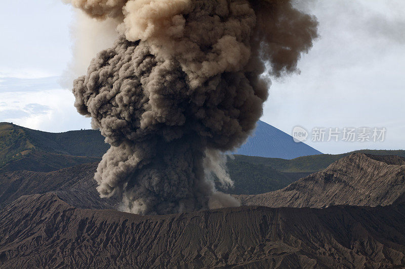 布罗莫火山喷发时冒出浓烟