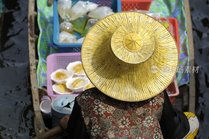 泰国妇女在水上市场卖糖果