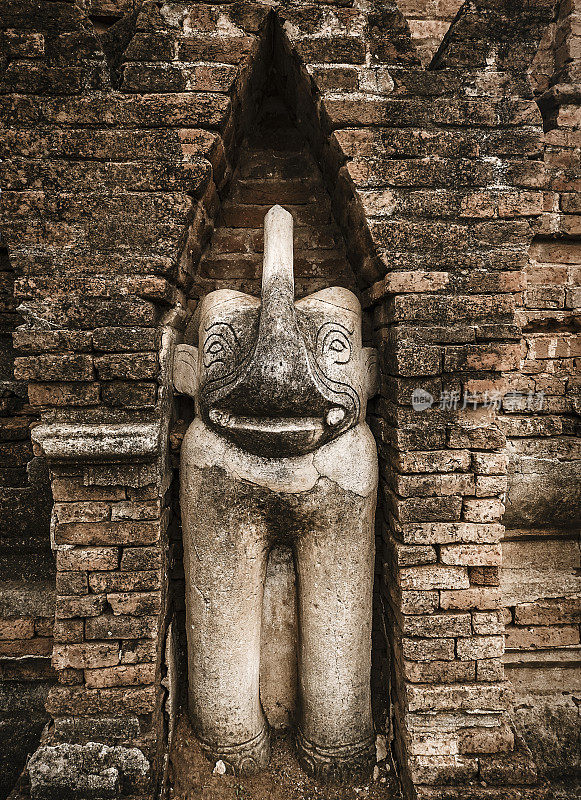 缅甸蒲甘的一座寺庙里有大象雕塑