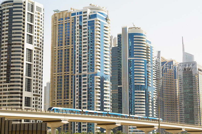 阿联酋迪拜的地铁和现代建筑