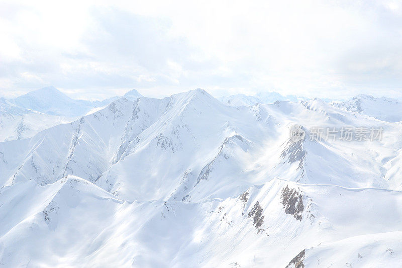 雪山的山峰在农奴全帧特写