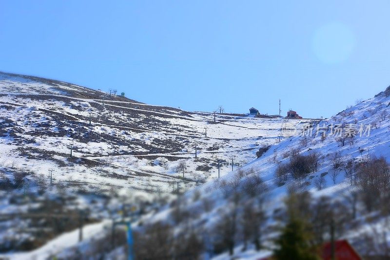 人们上山滑雪