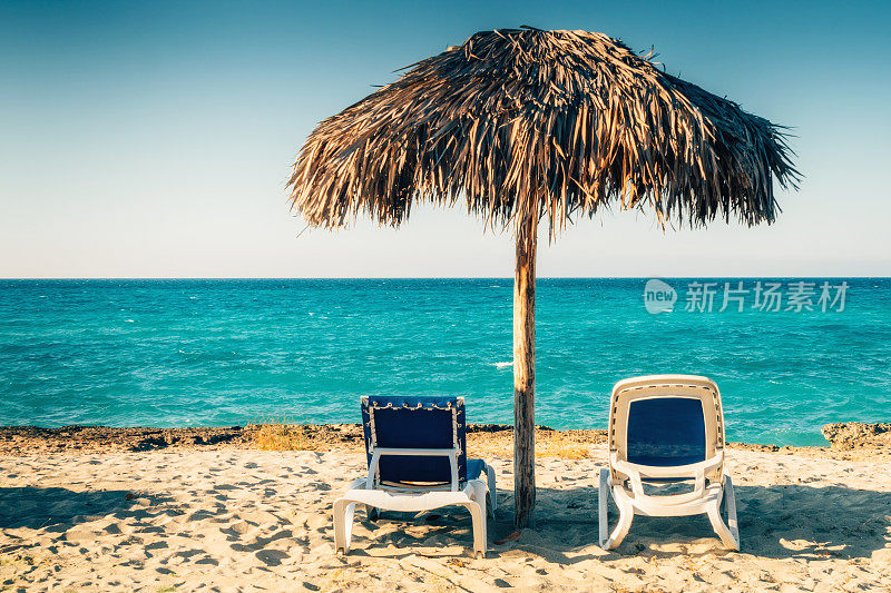 古巴海滩和太阳躺椅