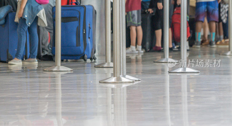 在机场排队等待办理登机手续的旅客