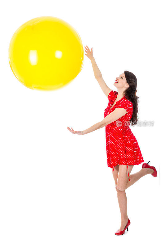 一个女人抓着一个黄色的大气球游离在白色的背景上