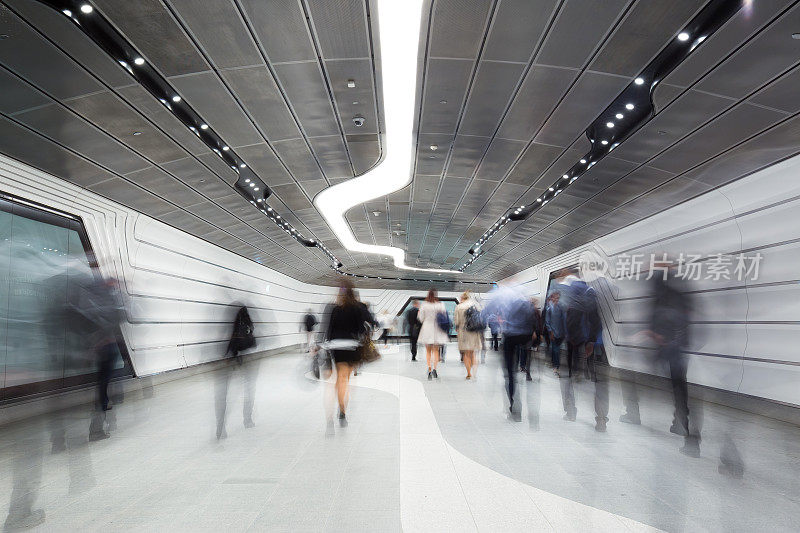 市中心商业工作者穿过未来的隧道