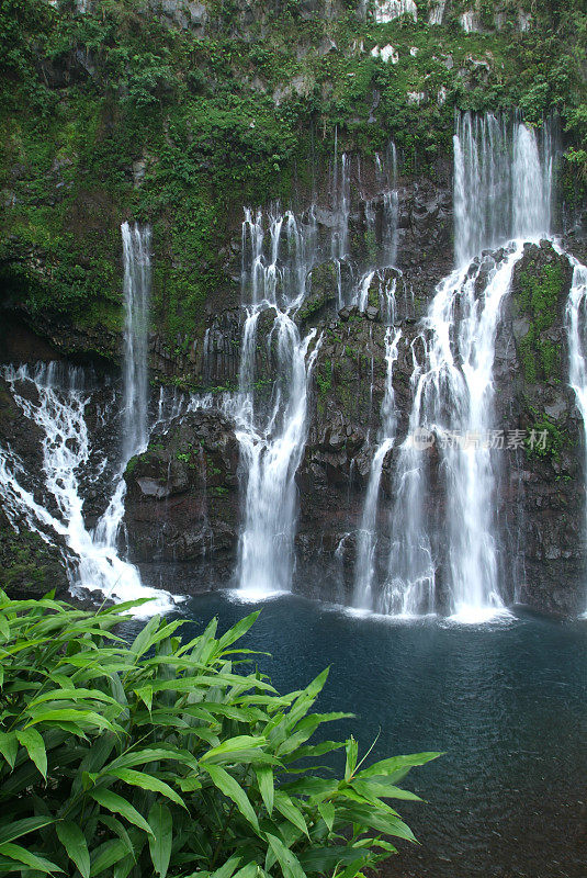 留尼旺岛上的朗之万瀑布