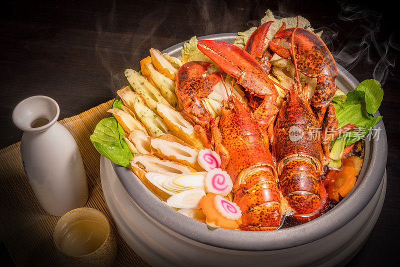 龙虾，热的龙虾和蔬菜在锅里。