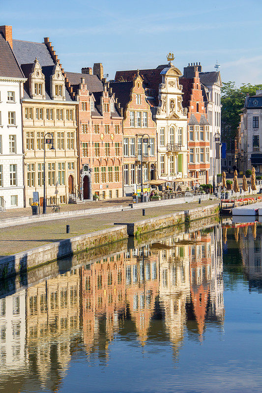 传统比利时建筑旁边的利河畔在根特，比利时