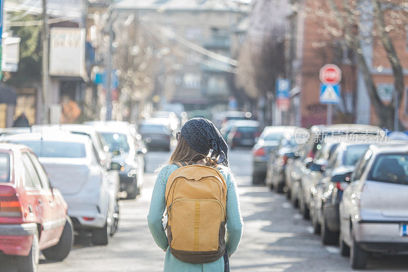 城里的年轻女子