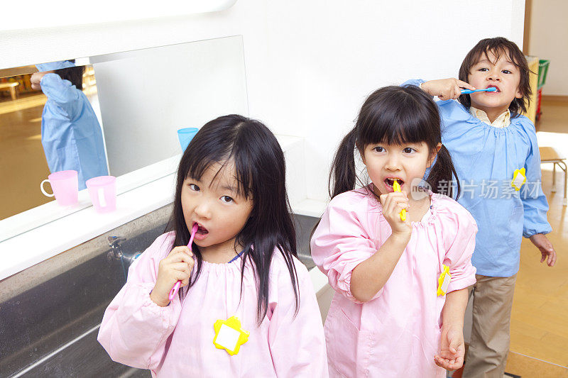 刷牙去幼儿园