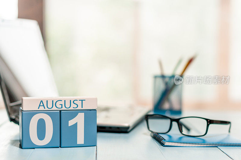8月1日。月1日木色日历上的工作场所背景。夏天的时间。文本空白