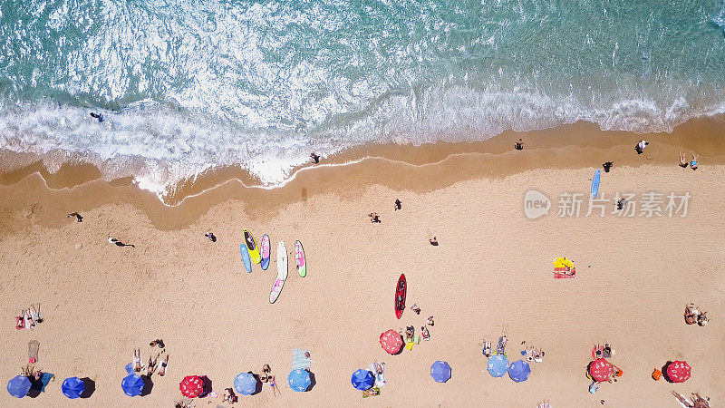 热带海滩与彩色伞-自上而下鸟瞰图