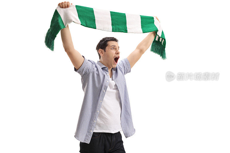 欣喜若狂的足球迷拿着围巾欢呼
