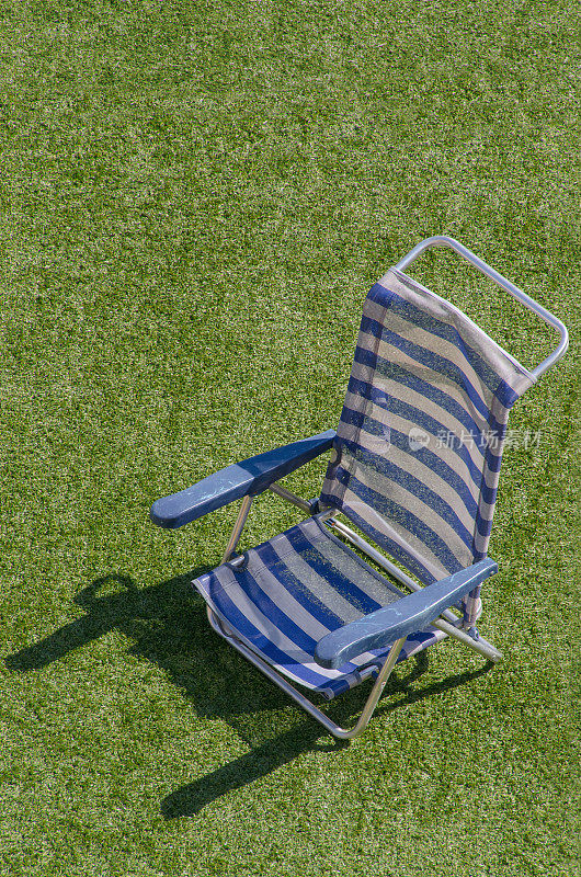 蓝白相间的太阳躺椅