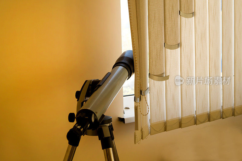 米色房间里的家用小望远镜