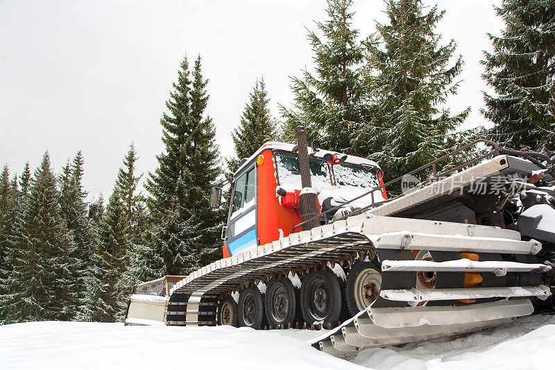 雪猫，专门用于雪地的车辆。冬季滑雪胜地的景观