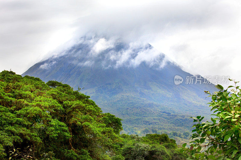 阿雷纳尔火山上空的云彩，阿雷纳尔火山国家公园，哥斯达黎加