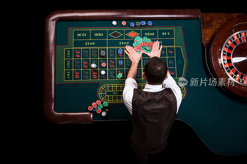 顶视图的赌场赌场和绿色轮盘赌桌。遗传算法