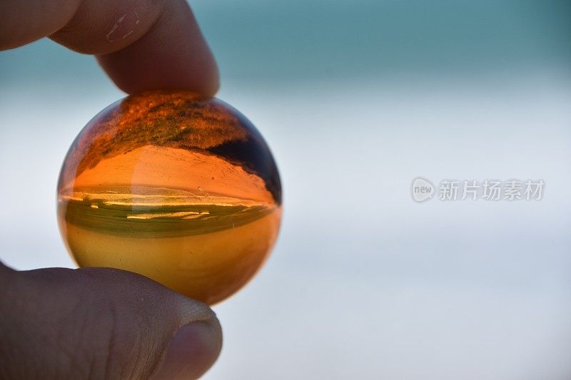 透过水晶球穿过地中海海滩