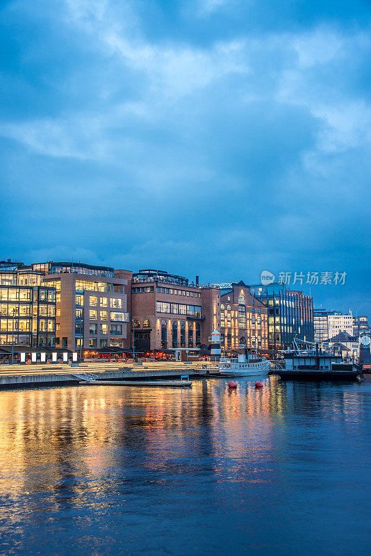 奥斯陆阿克码头与传统的斯堪的纳维亚建筑在晚上