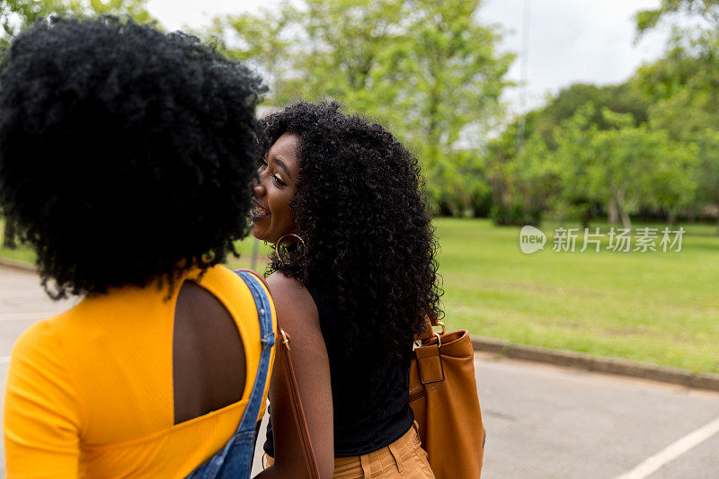 非洲裔女孩在公园里玩得很开心