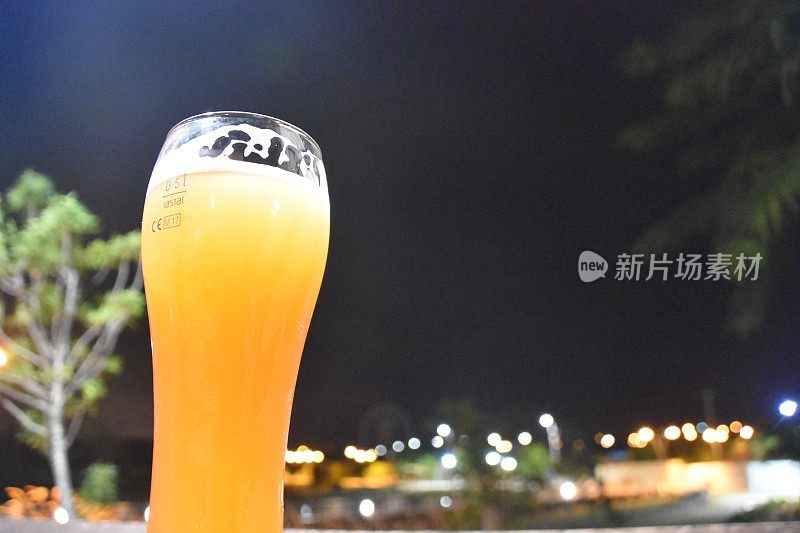 在漆黑的夜晚喝一杯啤酒