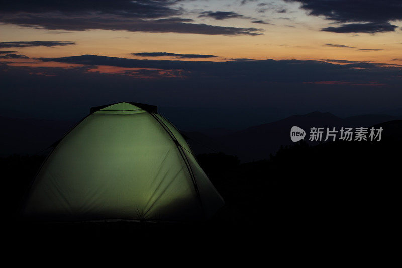 日落后，山上的帐篷被照亮了