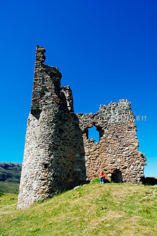 位于苏格兰萨瑟兰的阿德弗里克城堡废墟中的女人