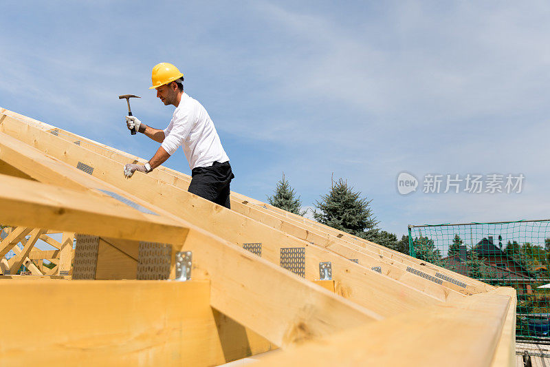 建筑工业。屋顶木匠在屋顶上工作