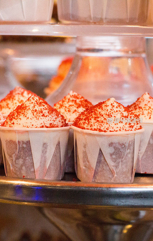 伦敦博罗市场的红天鹅绒纸杯蛋糕