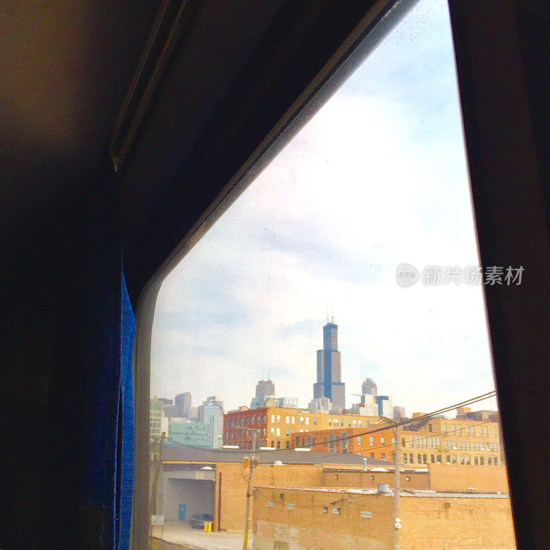 从进入伊利诺斯州芝加哥的美铁列车上可以看到威利斯大厦