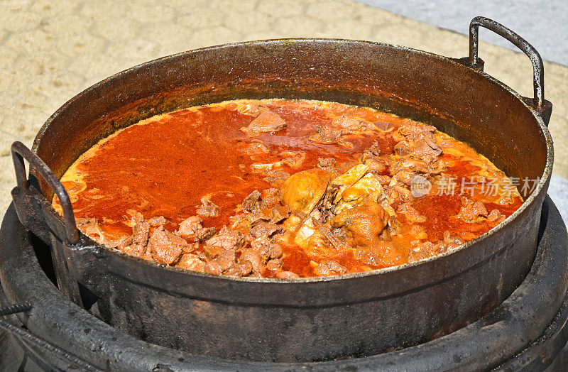 户外烹饪菜炖牛肉