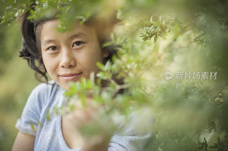 亚洲女孩享受大自然的新鲜空气。