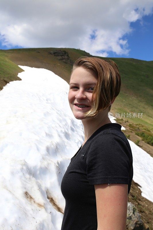 女徒步旅行者，飓风山小径，雪，奥林匹克国家公园，西澳