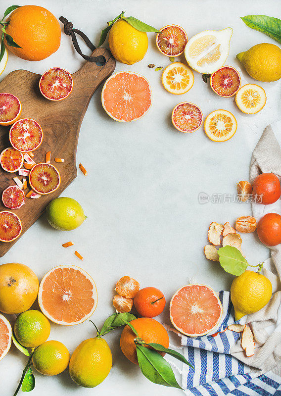 天然新鲜的柑橘水果在灰色大理石桌子的背景