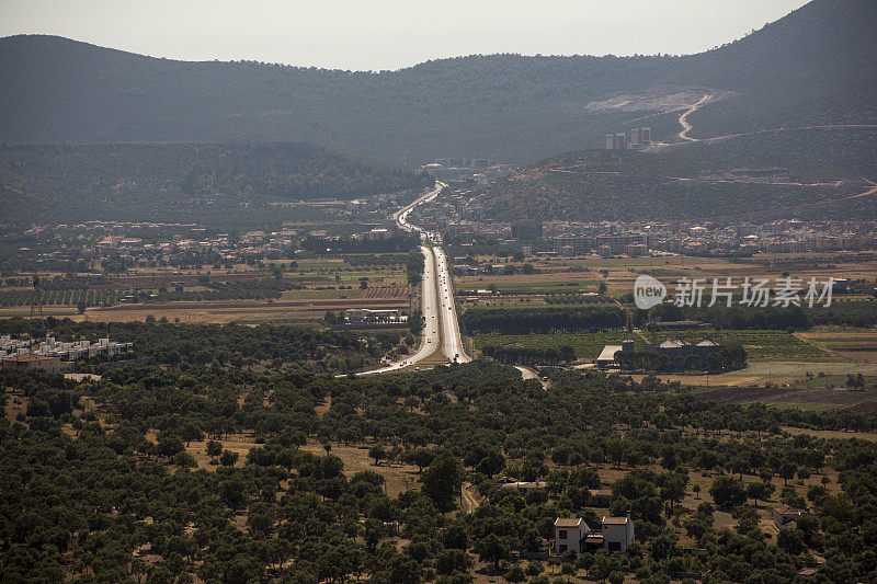 去穆格拉土耳其的米拉斯博德鲁姆的双车道路