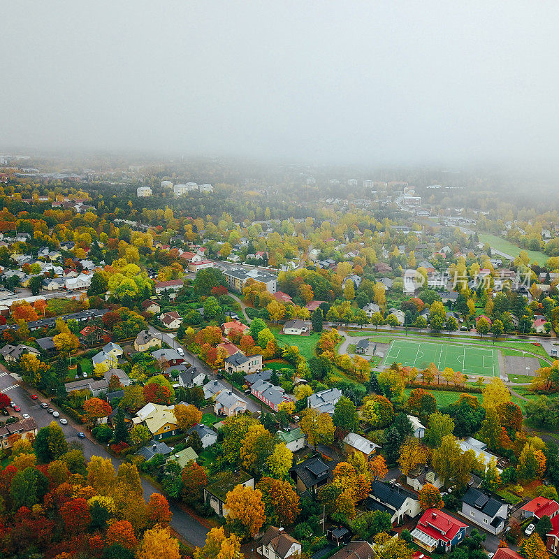 田园诗般的秋日图尔库城(芬兰)笼罩在晨雾之中
