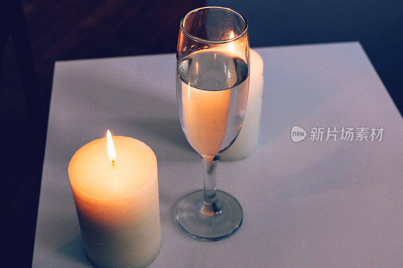 一杯白葡萄酒和蜡烛