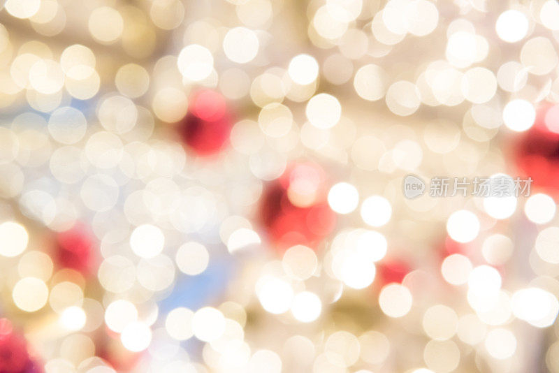 散景模糊的装饰，红色的小玩意装饰在白色的圣诞树上