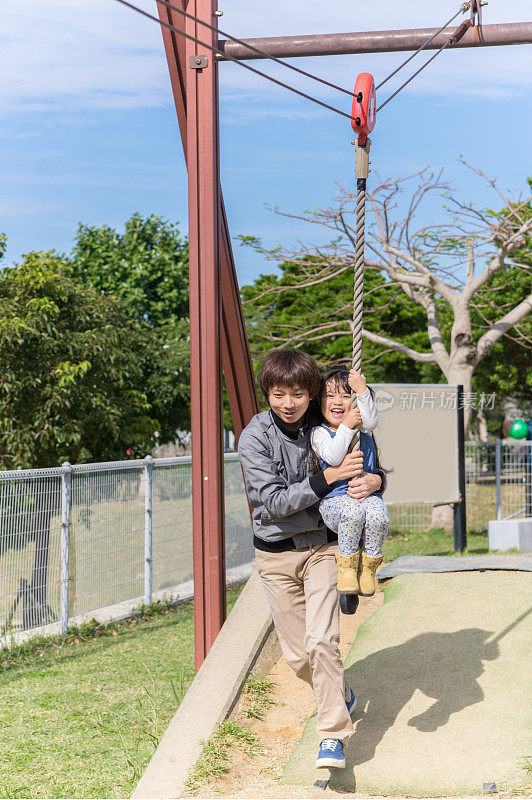 爸爸和小女孩在公园里玩