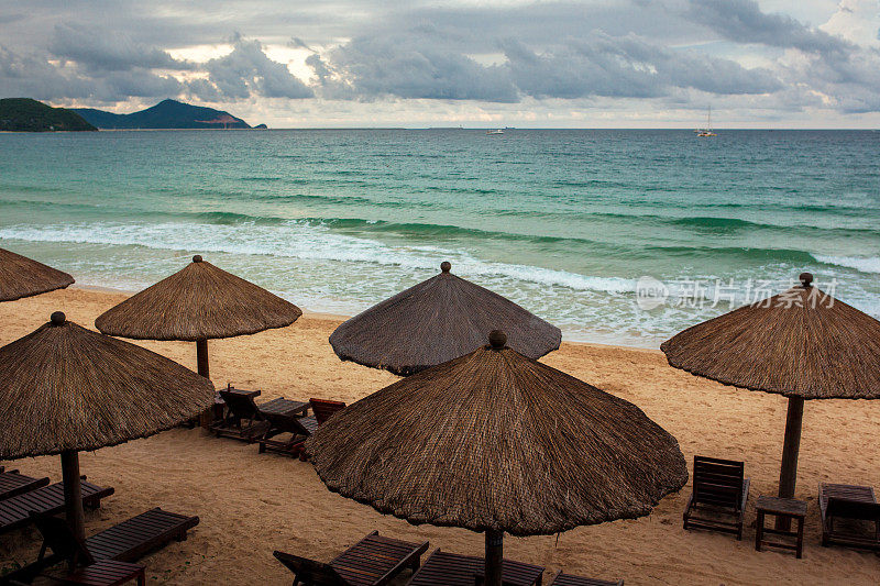 海南岛海滩上的雨伞