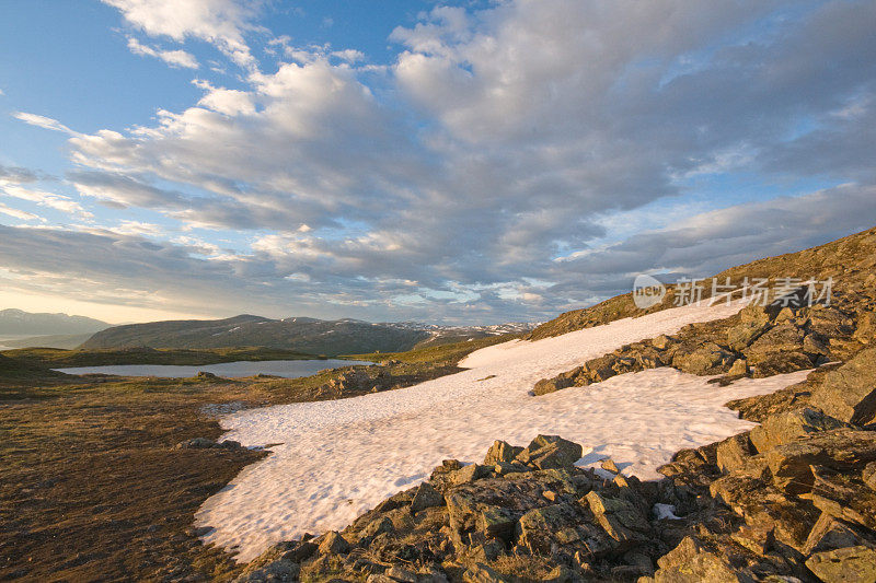 挪威特罗姆瑟山上的一片积雪