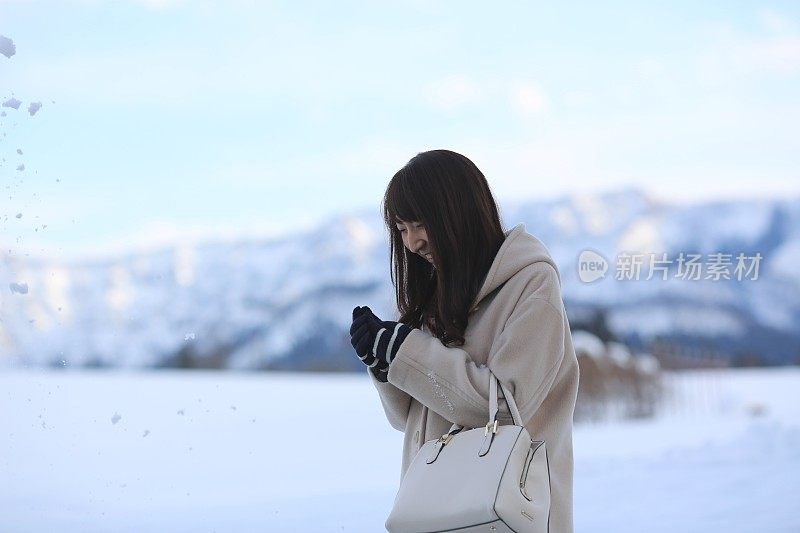 年轻女子在玩雪