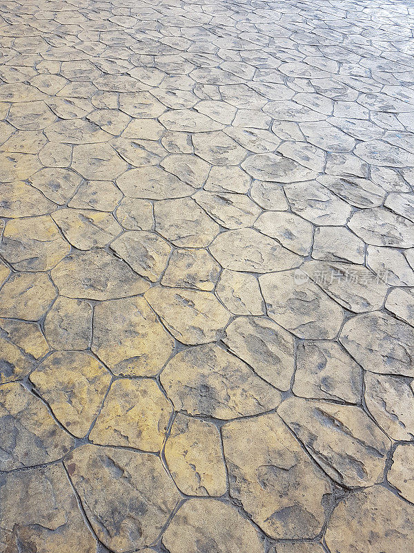流行的冲压混凝土地板-复古风格染色垃圾人行道。