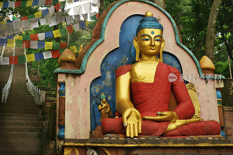 加德满都著名的Swayambhunath寺庙的彩色佛像和楼梯